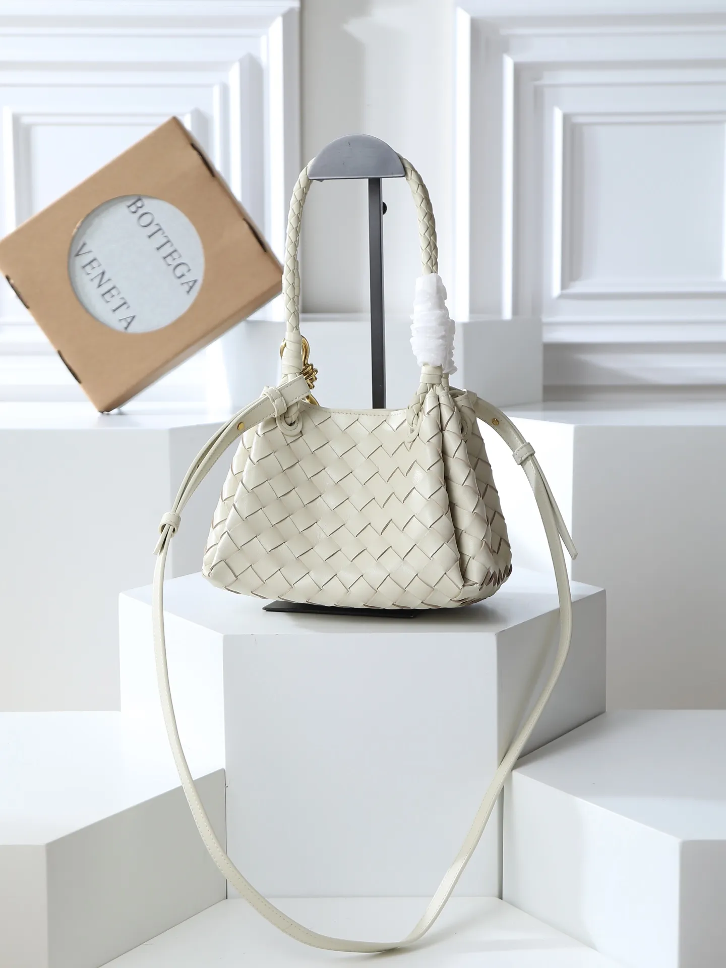 1250. Home B has a new product! Andiamo combines archive parachute handbags to inherit retro elements and integrate modern trends. The same style as Shu Qi's Night in Beijing. It is a continuation of the classic bag. It has three functions: hand carry, shoulder and cross-body. It is embellished with metal brass knot buckles. It is small and has an amazing capacity. It can easily hold all kinds of daily necessities with a box, sunglasses, small bottle, water powder, charger, and the upper body is versatile. Style number: 796569 Size: 21*17*16.5cm